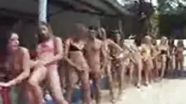 Franco phá một cô gá ...