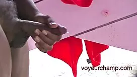 Cô ấy cho thấy rằng  ...