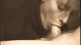 Cô gái đẩy trên một  ...
